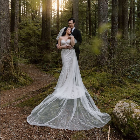 Beautiful mermaid wedding dress with cathedral length veil - Picture 7 of 9